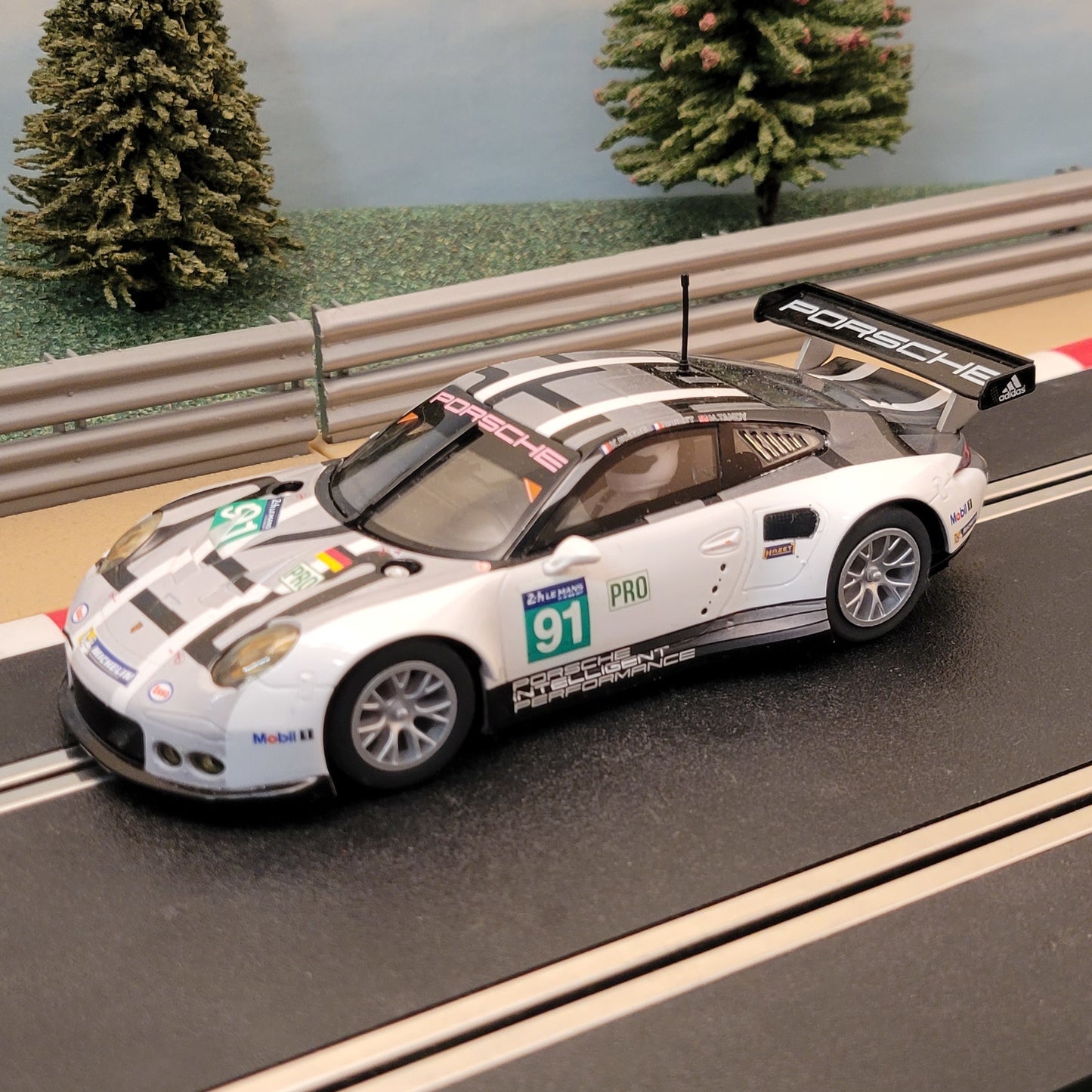 Scalextric 1:32 Car - C3944 Porsche 911 RSR 2016 Le Mans #91 *LIGHTS*