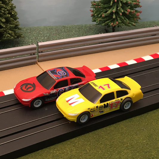 Par de coches Micro Scalextric 1:64 - American Racers Rojo #6 y Amarillo #17
