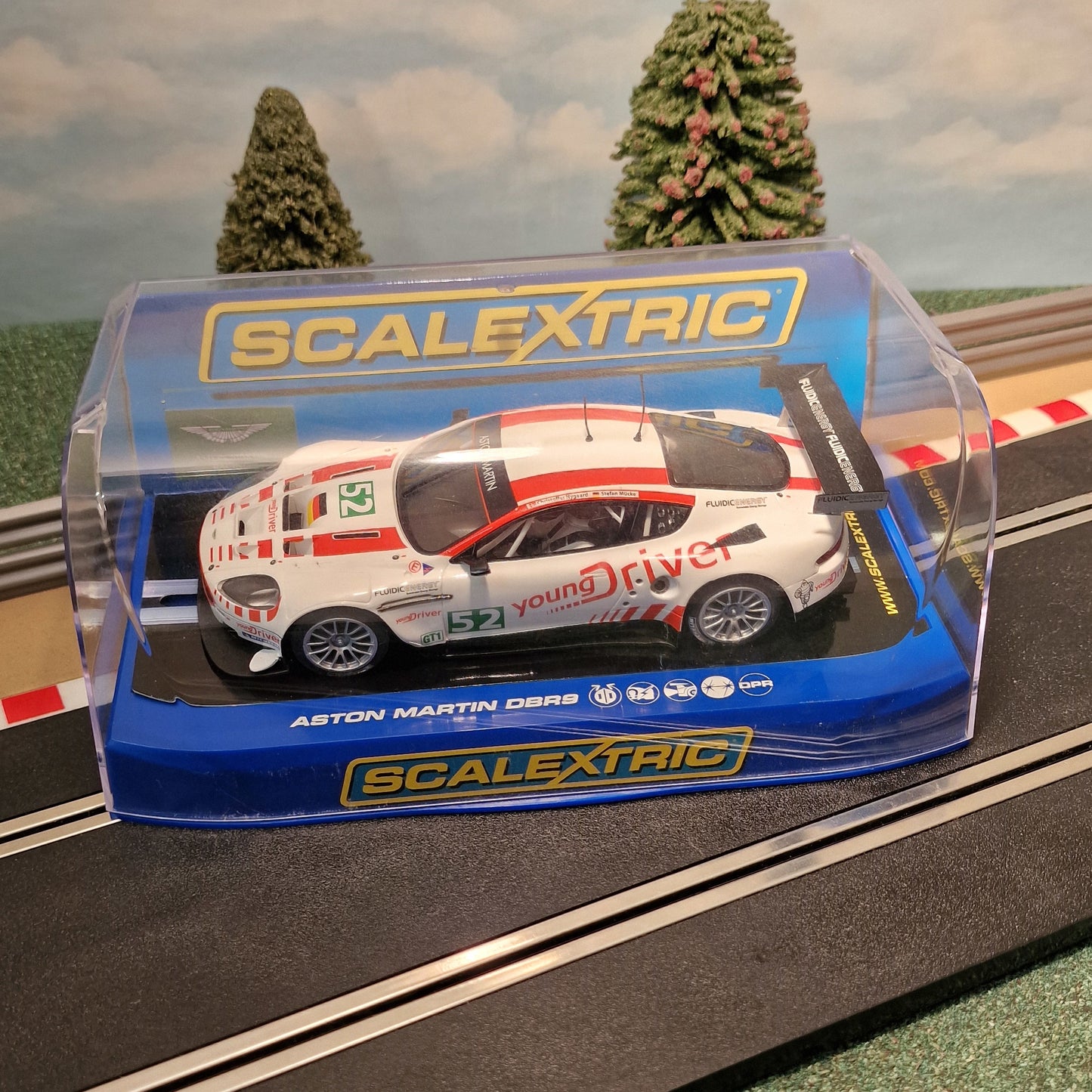 Scalextric 1:32 Car - C3196 Aston Martin DBR9 Young Driver #52 *LIGHTS*