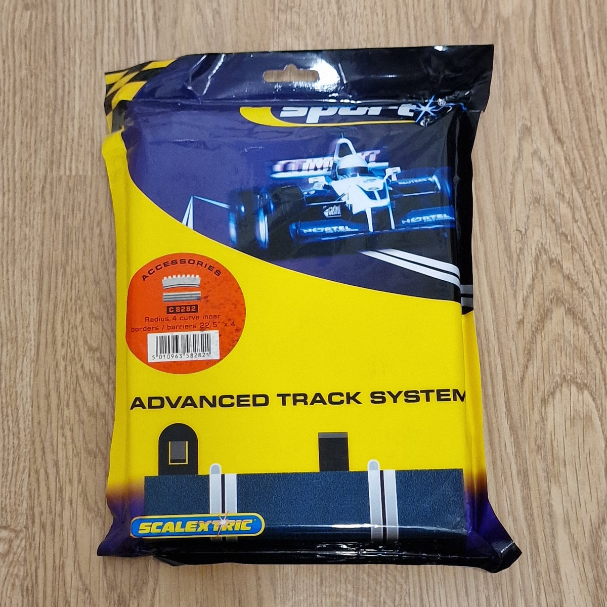 Scalextric C8282 Radius 4 Curve Inner Borders & Barriers 22.5° 'BP' x 4 NEW