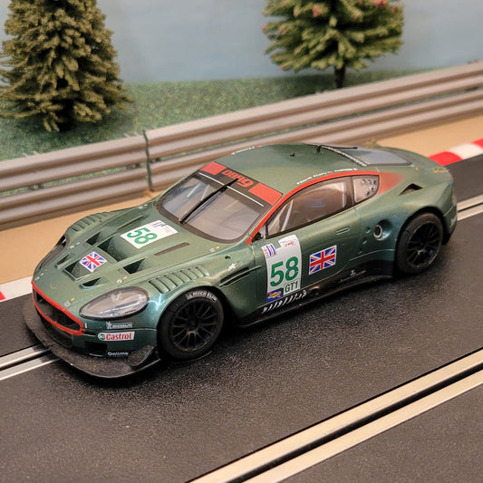 Coche Digital Scalextric 1:32 - C2758D Aston Martin DBR9 #58 *LUCES* #WMS