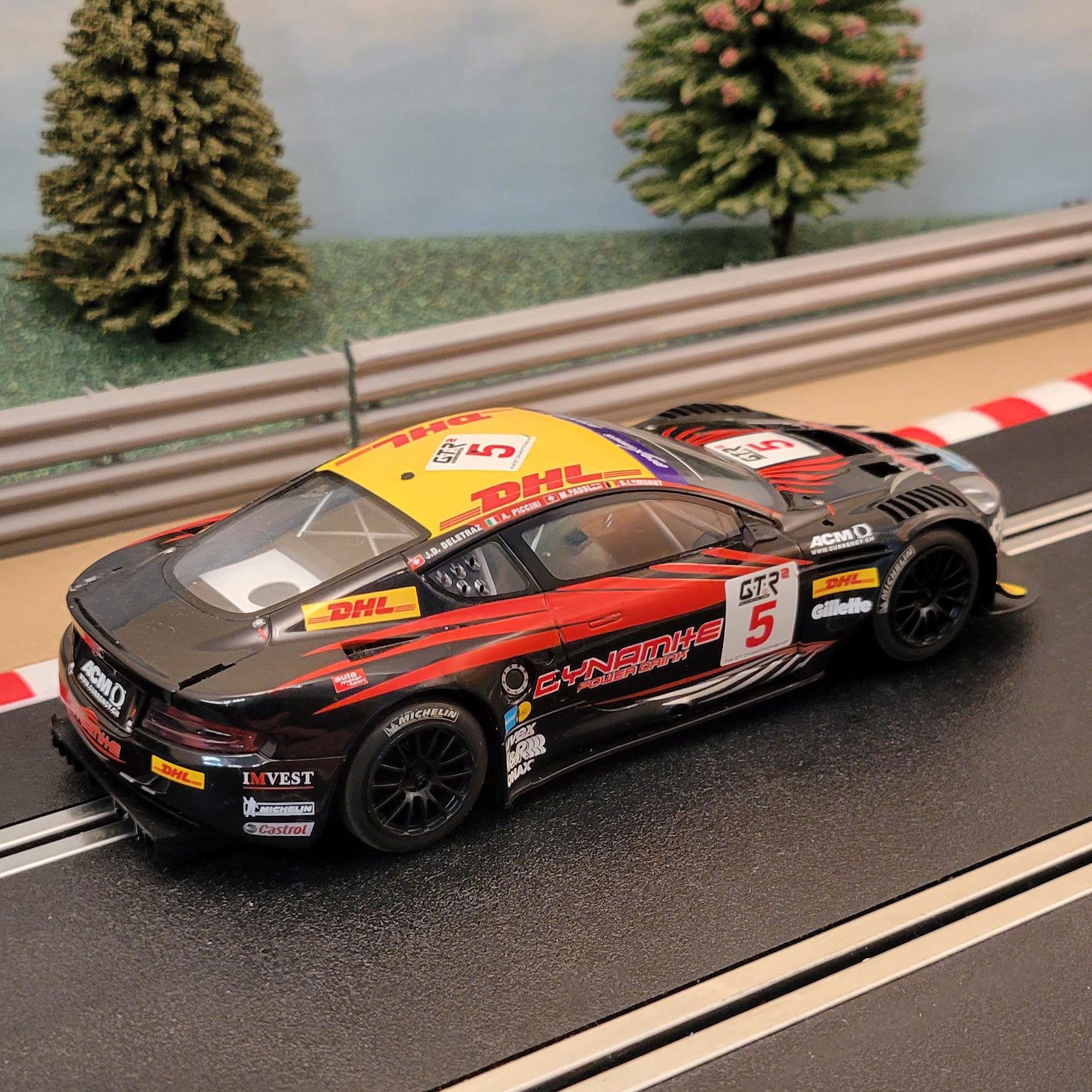 Scalextric 1:32 Car - C2790 Aston Martin DBR9 DHL #5 *LIGHTS* #WMS