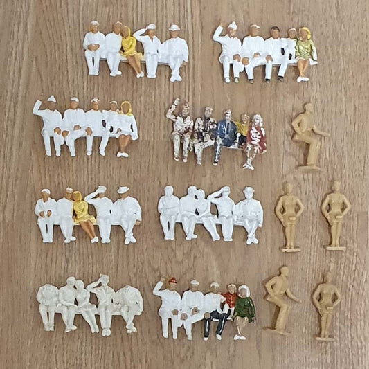 Scalextric C622 (F306A, F306B) White Plastic Seated Spectator Figures #A