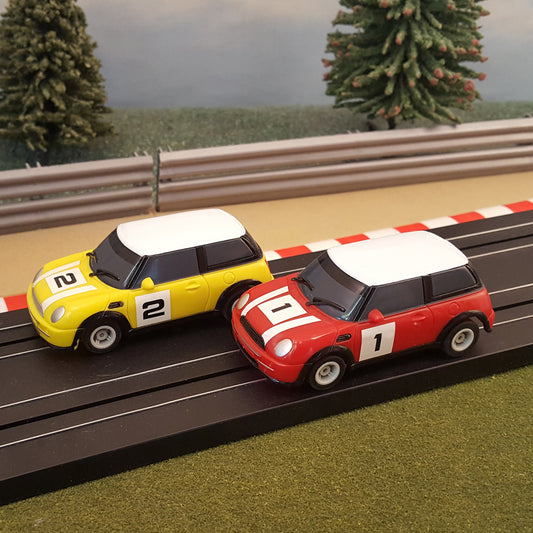 Pareja de coches Micro Scalextric 1:64 - Rally Mini rojo y amarillo