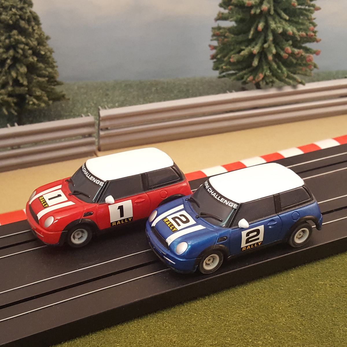 Pareja de coches Micro Scalextric 1:64 - Rally Mini rojo y azul