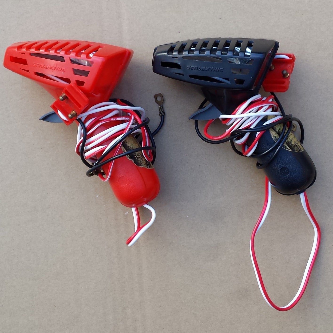 Controladores / aceleradores Scalextric Classic - C297 rojo y C298 negro