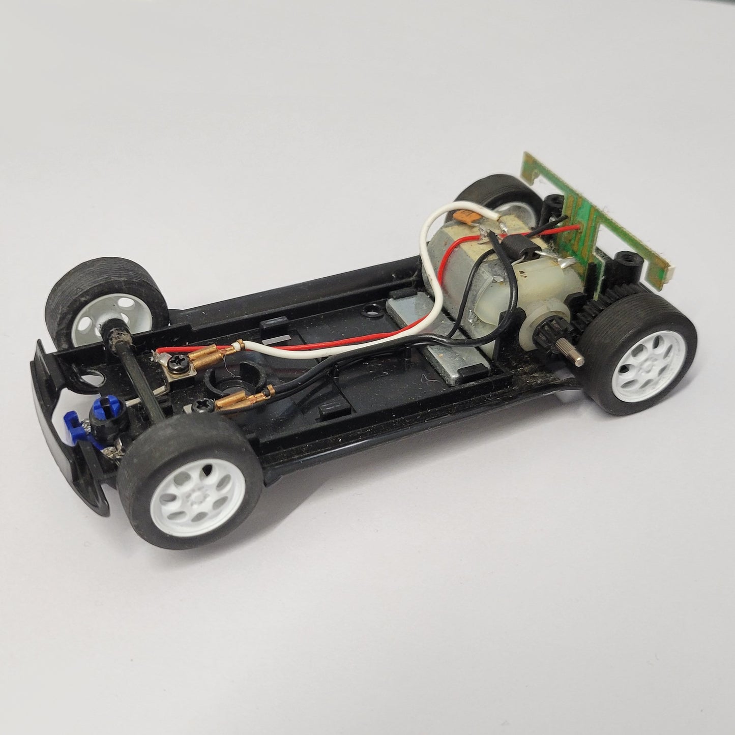 Chasis y motor Scalextric 1:32 para BMW Mini Cooper - Ruedas blancas