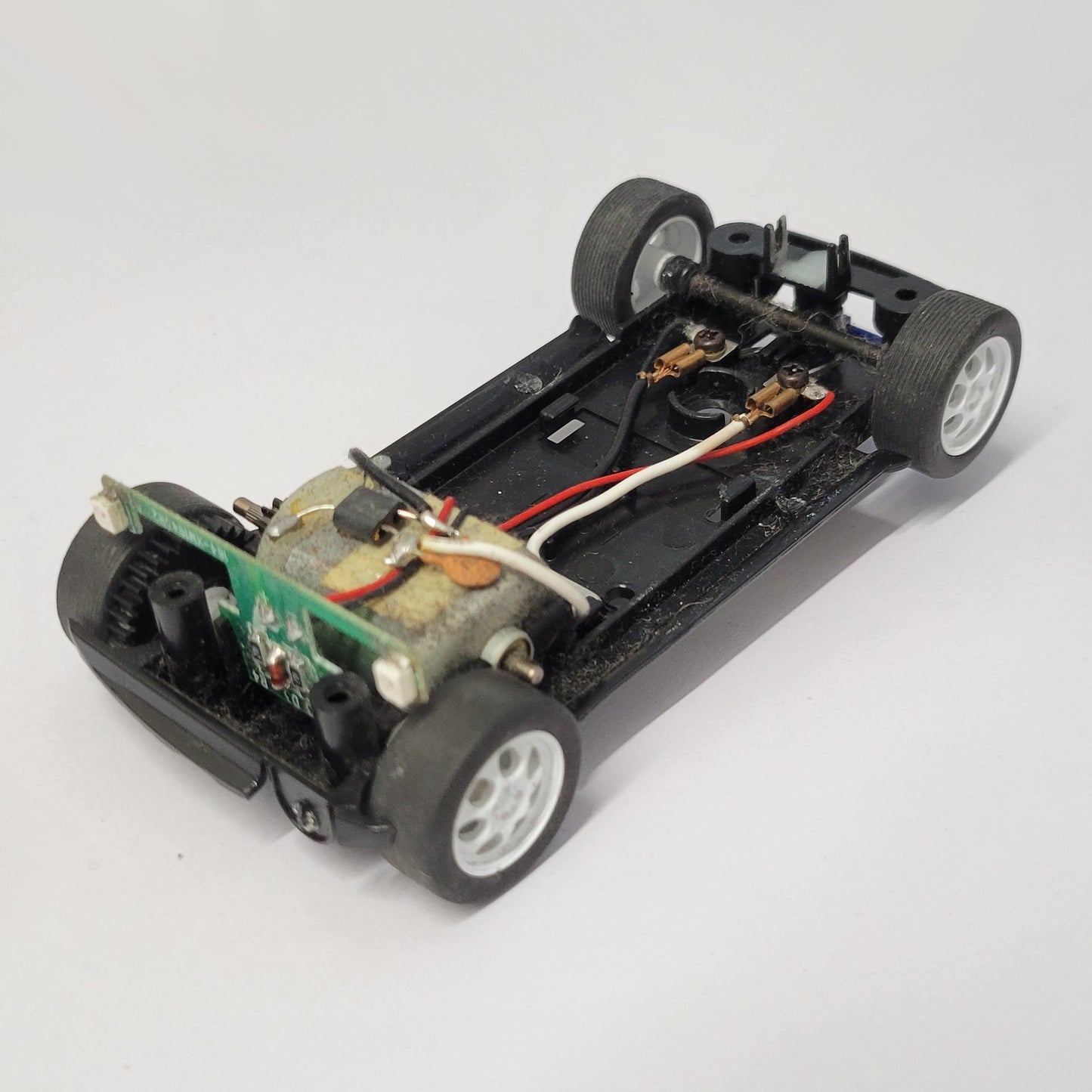Chasis y motor Scalextric 1:32 para BMW Mini Cooper - Ruedas blancas