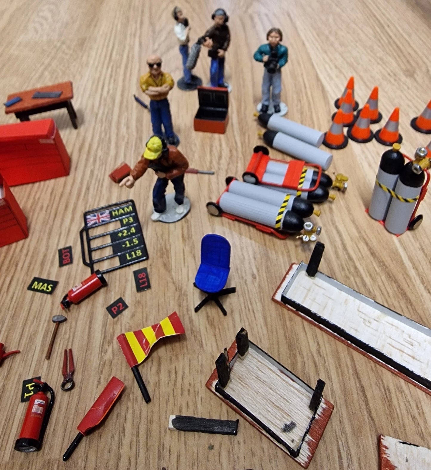 Scalextric 1:32 Figures Tyre Rack Pit Stop Crew Cameraman etc #Z