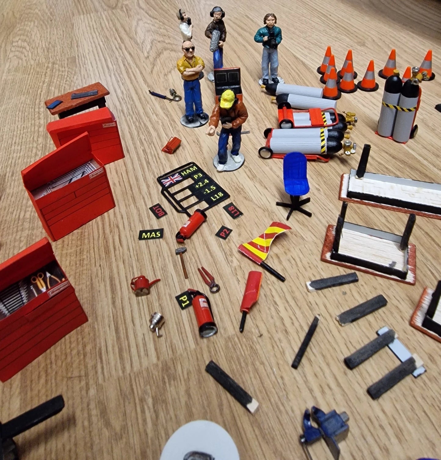 Scalextric 1:32 Figures Tyre Rack Pit Stop Crew Cameraman etc #Z