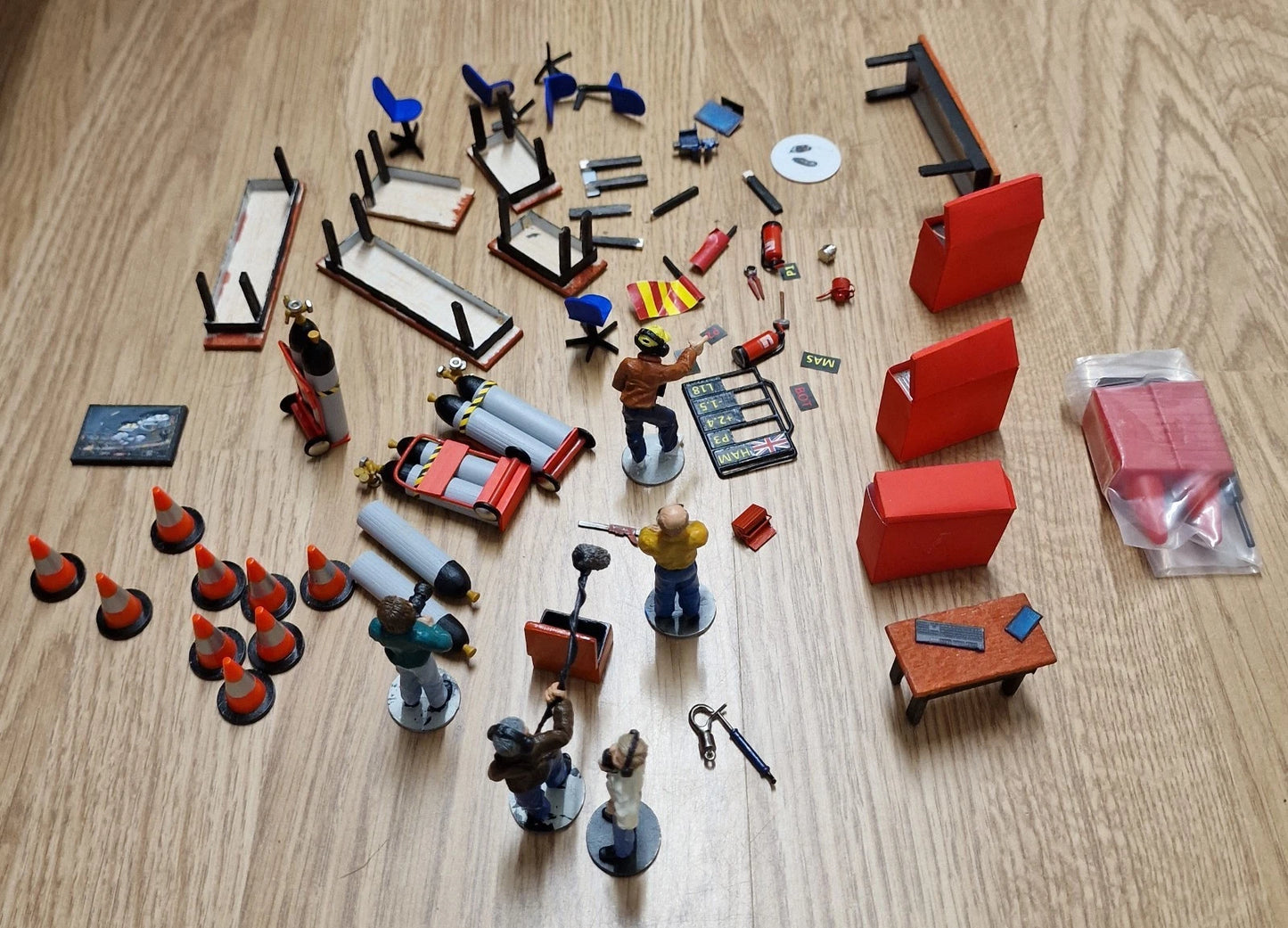 Scalextric 1:32 Figures Tyre Rack Pit Stop Crew Cameraman etc #Z