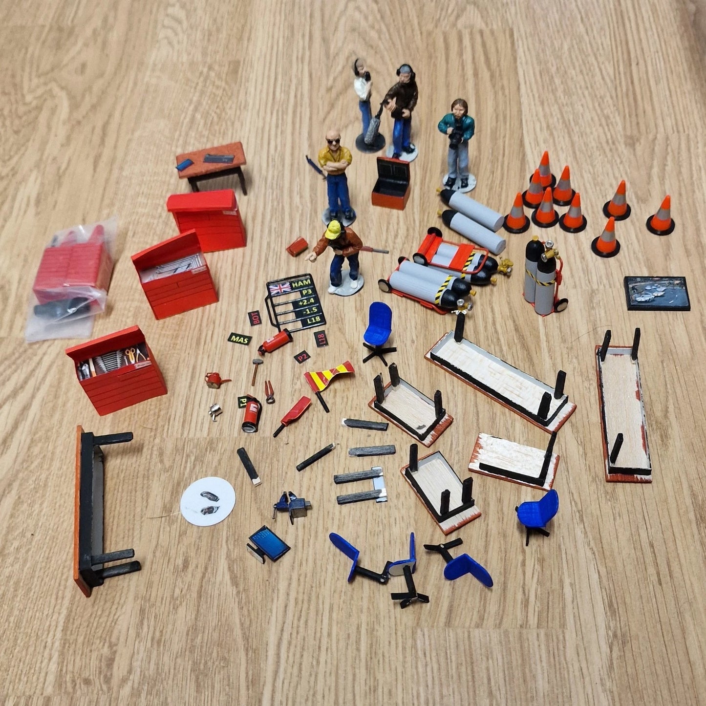 Scalextric 1:32 Figures Tyre Rack Pit Stop Crew Cameraman etc #Z