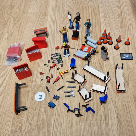 Scalextric 1:32 Figures Tyre Rack Pit Stop Crew Cameraman etc #Z