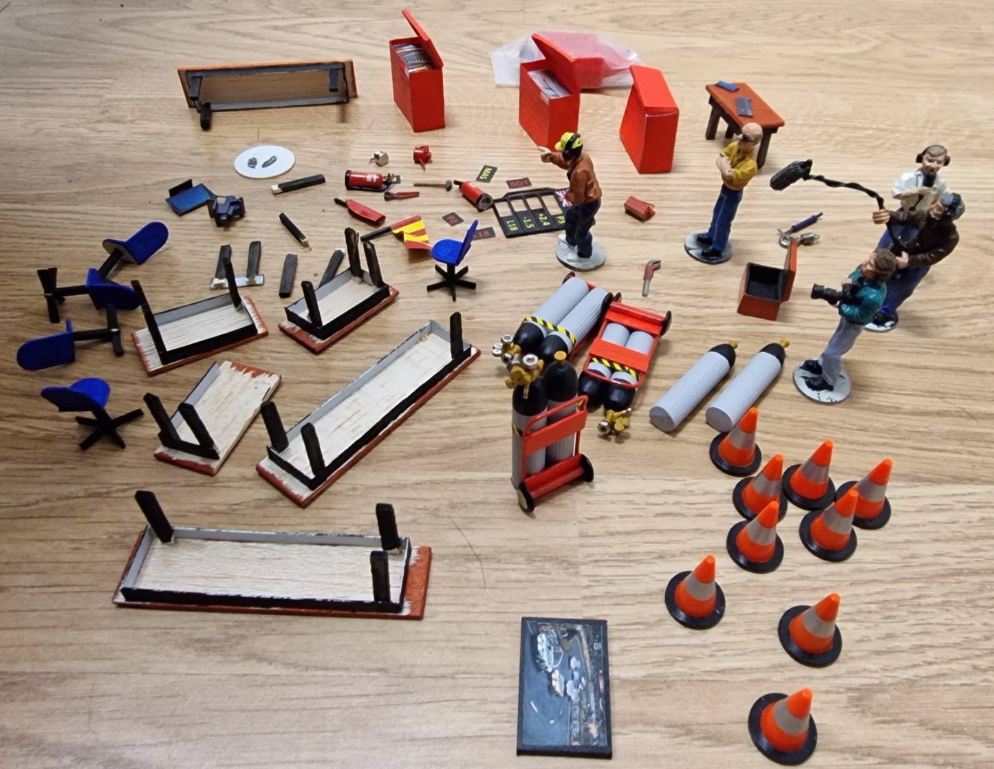 Scalextric 1:32 Figures Tyre Rack Pit Stop Crew Cameraman etc #Z