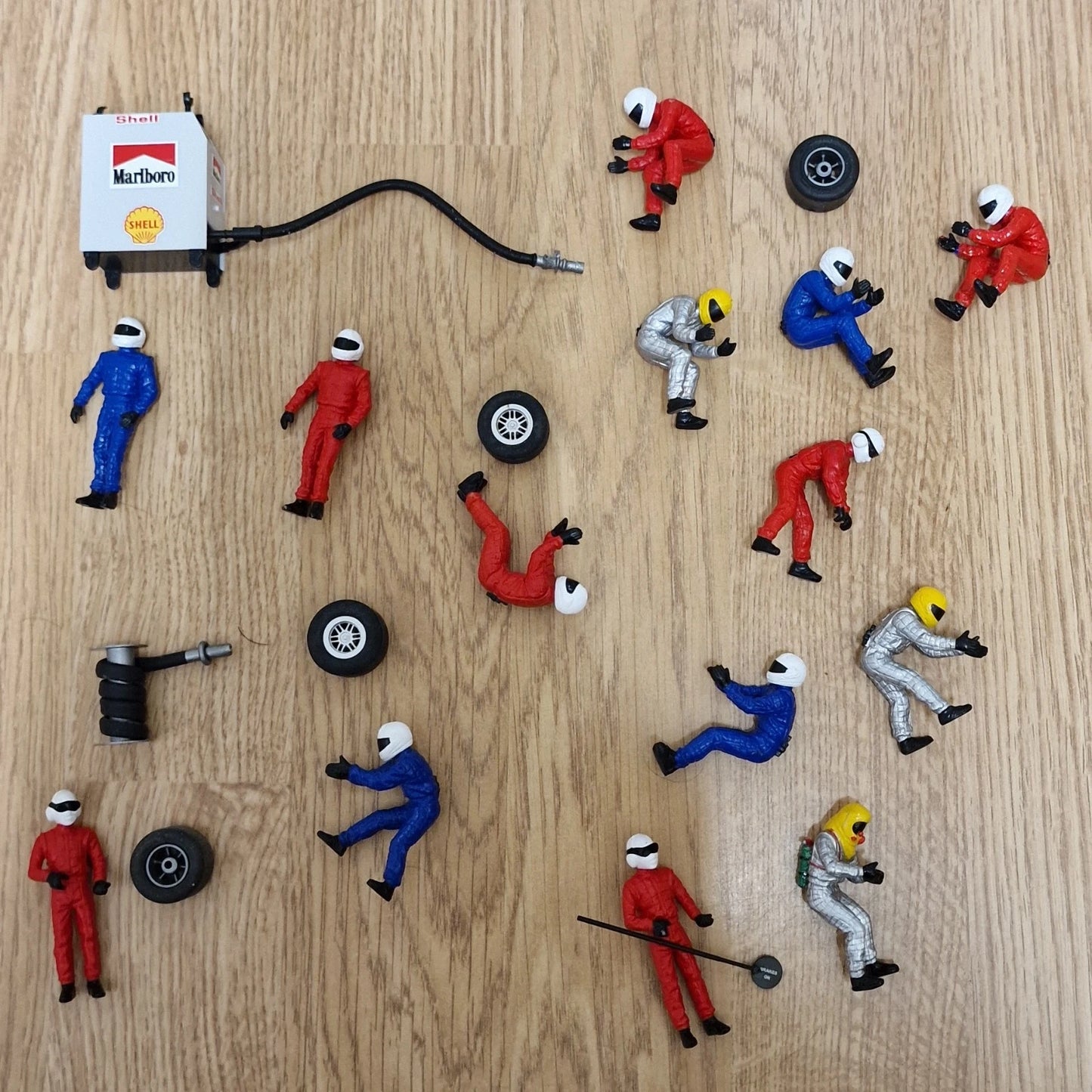 Scalextric 1:32 Pit Crew Figures Silver, Blue & Red #Y