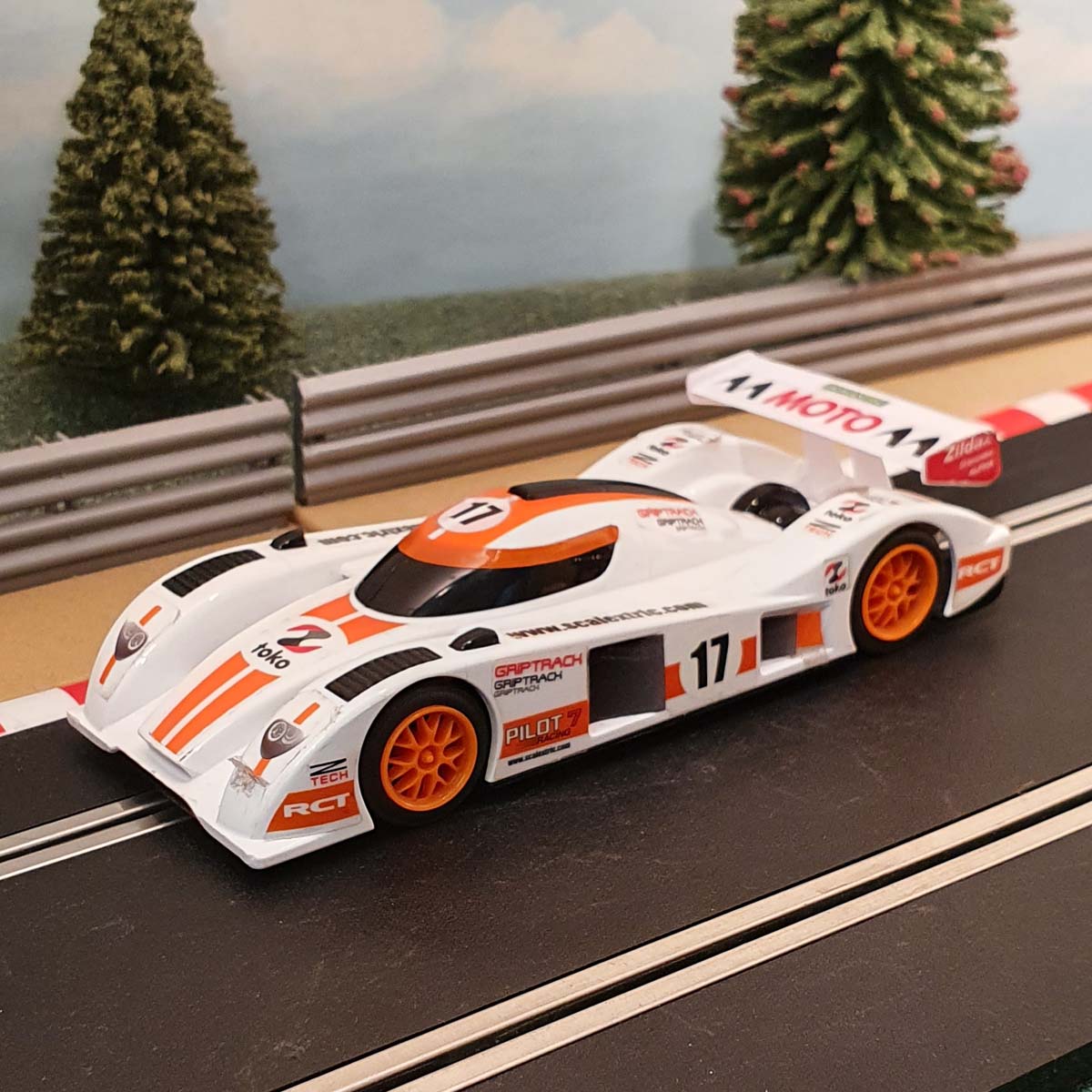Coche de arranque Scalextric 1:32 - Prototipo Le Mans naranja y blanco n.º 17