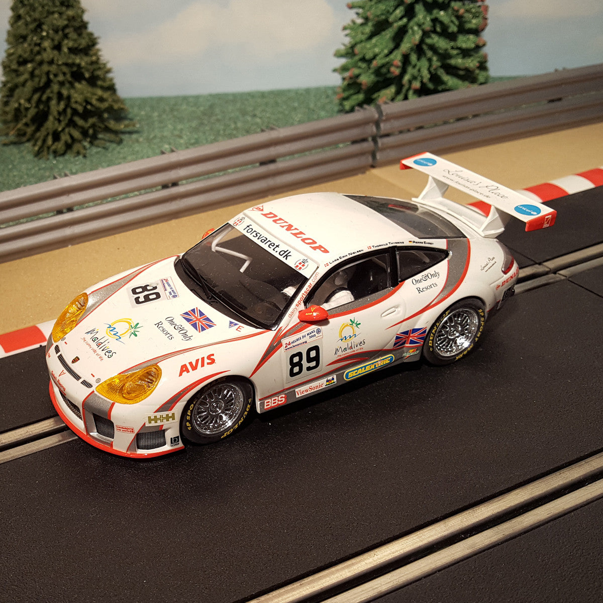 Scalextric 1:32 Car - White Porsche 911 GT3R #89 Maldives *LIGHTS* #E