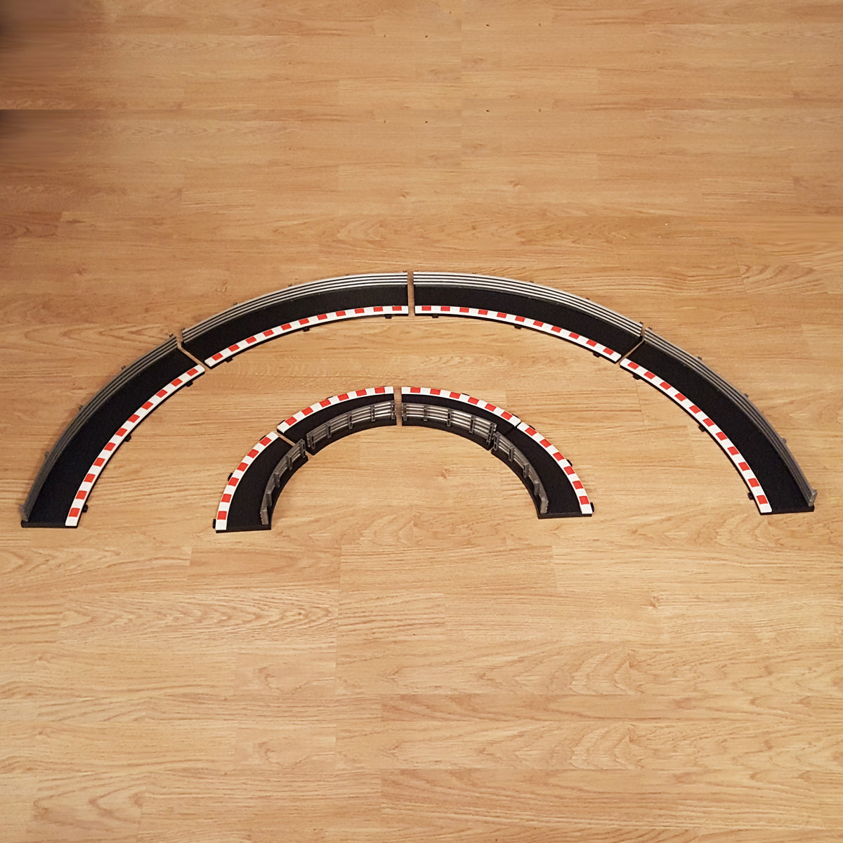 Scalextric 1:32 Sport Rad2 Black Borders & Barriers - 4 Outer, 4 Inner #R