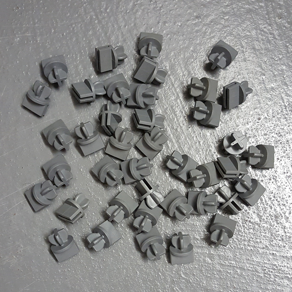 Scalextric 1:32 Classic - C8226 Track Support Clips / Connectors - Grey x 40