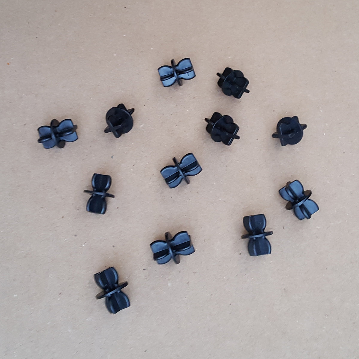 Scalextric 1:32 Sport - C8226 Track Support Clips / Connectors - Black x 12