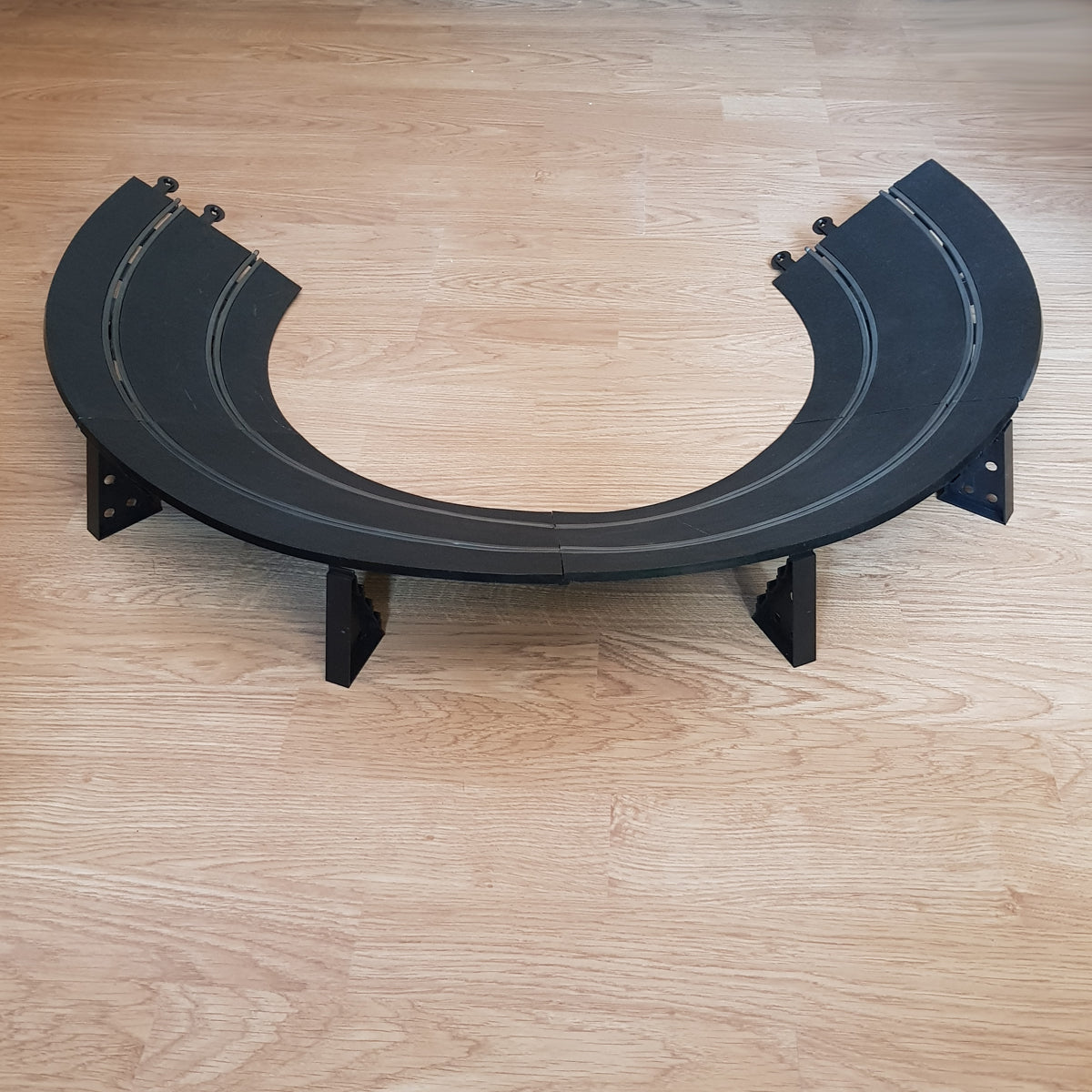 Scalextric 1:32 Classic Track - C187 - 4 Banked Curves & 6 Supports