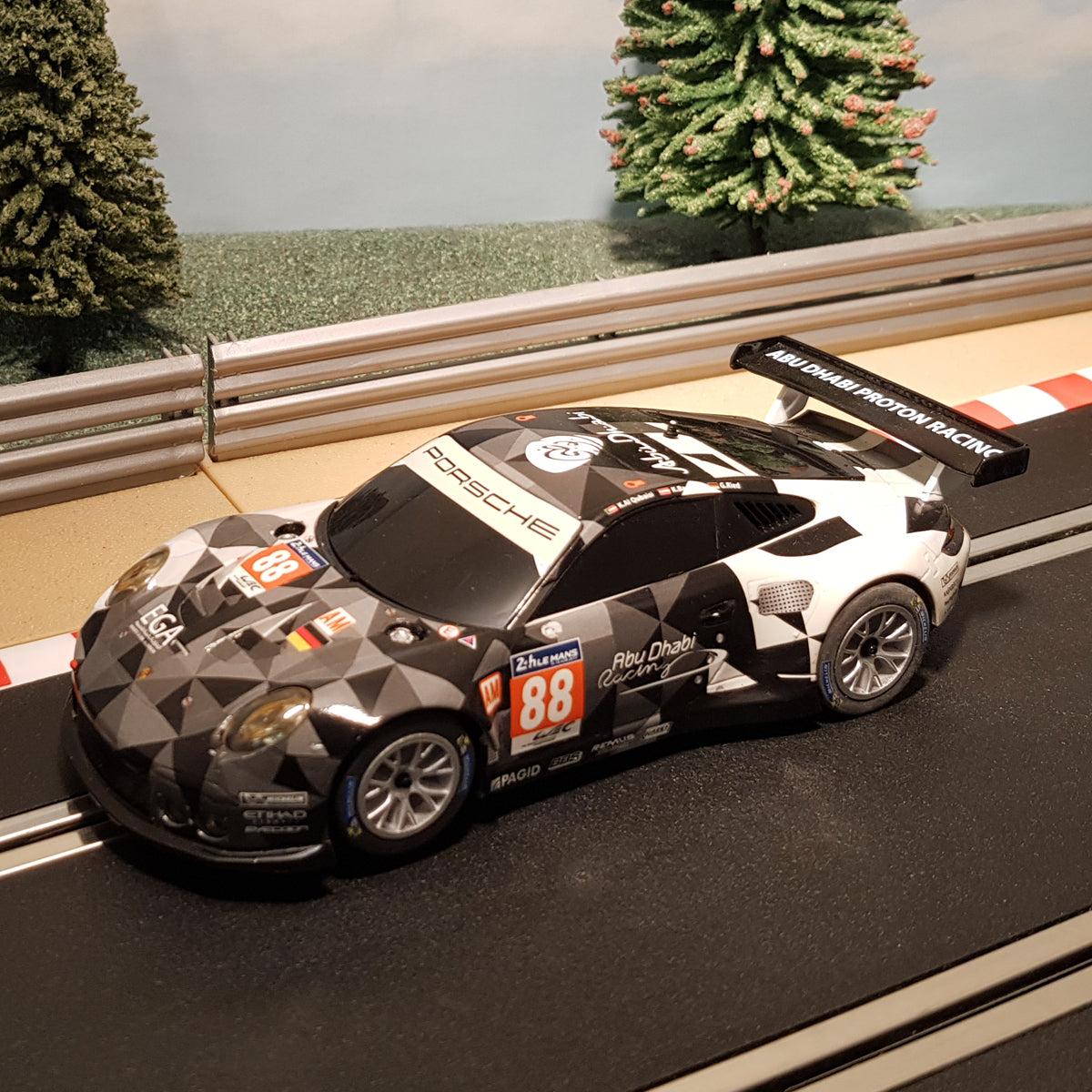 Scalextric 1:32 Car - Porsche 911 RSR Le Mans #88 *LIGHTS* #MW