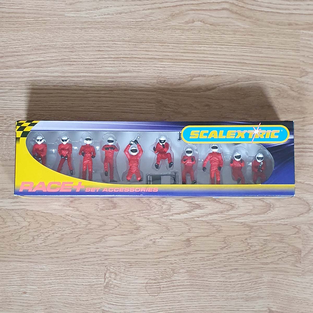 Scalextric C8324 Pit Crew Figures Jack & Wheel Men - Red