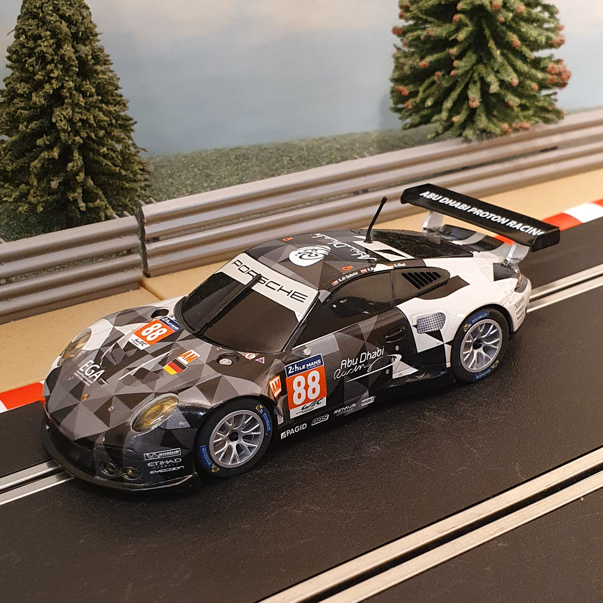 Scalextric ex C1359 Porsche 911 RSR Le Mans #88 *LIGHTS* #A
