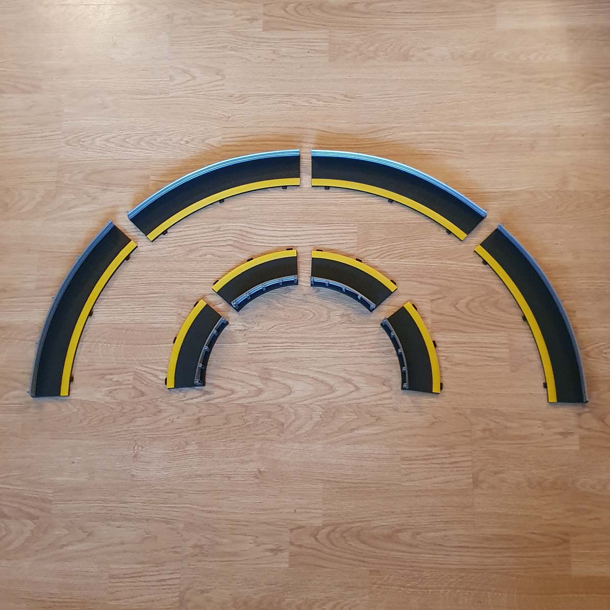 Scalextric Sport 1:32 Rad2 Black Yellow Borders & Barriers - 4 Outer 4 Inner #Y