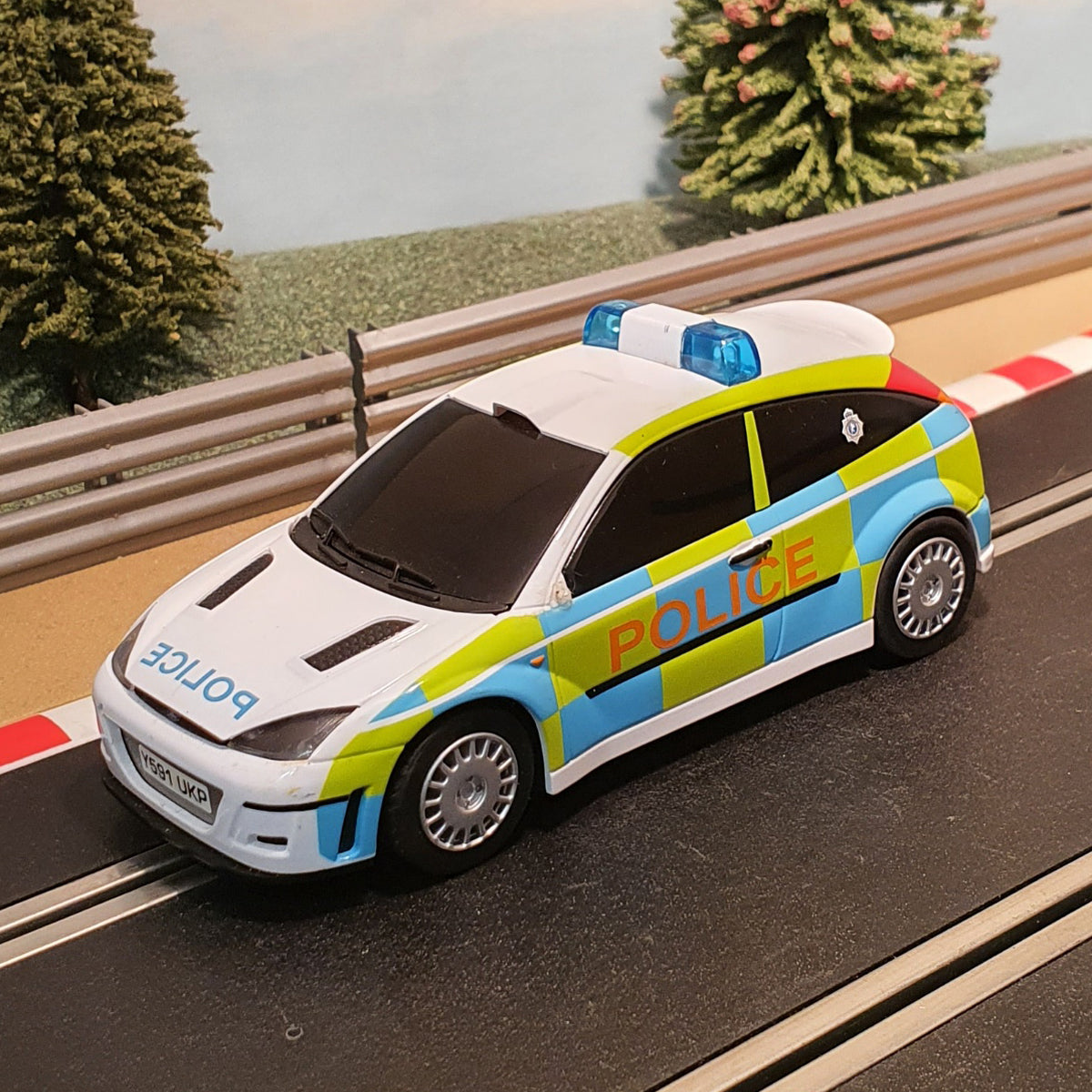 Scalextric 1:32 Car - C2488 Ford Focus Police Car *FLASHING LIGHTS & SIREN* #M
