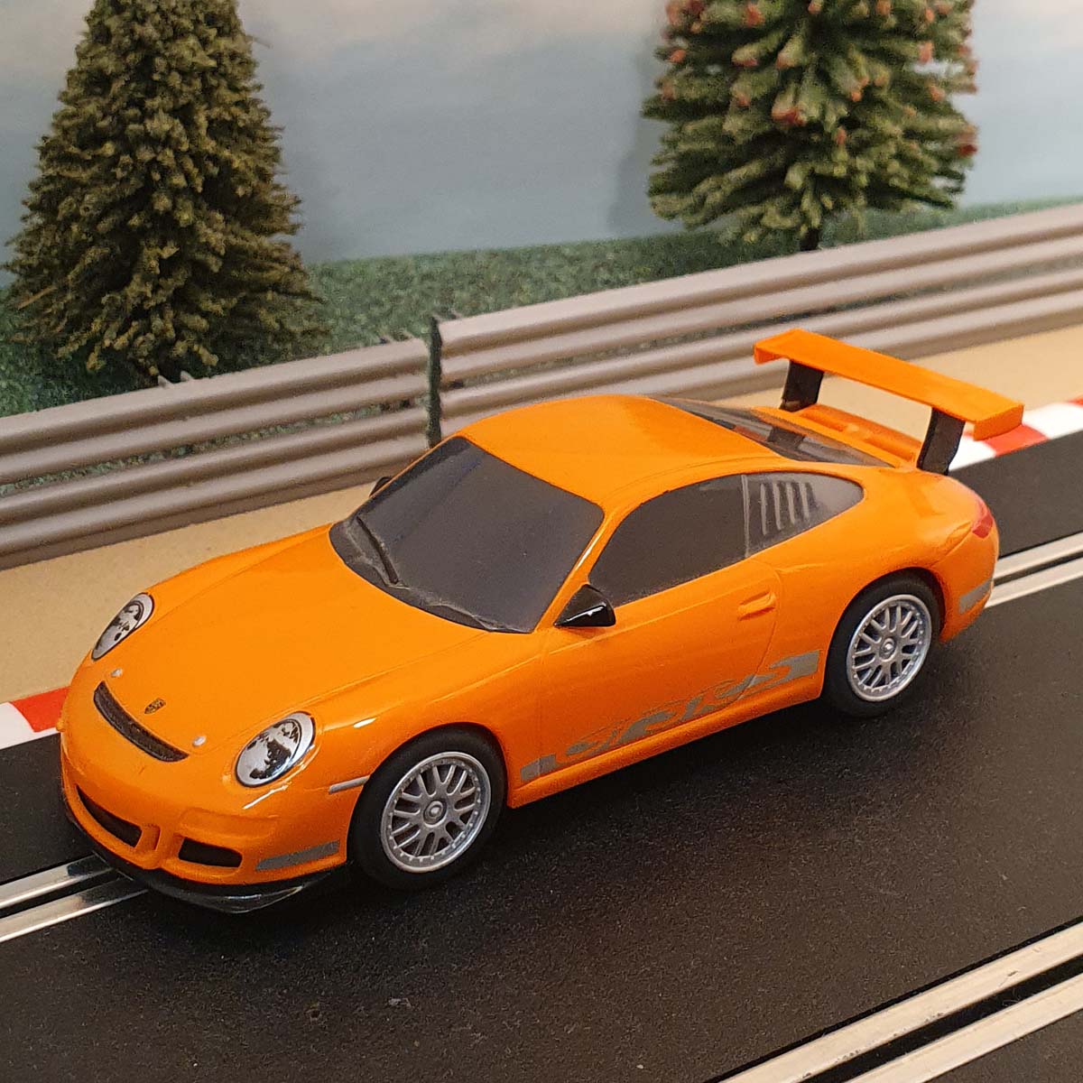 Coche Scalextric 1:32 - Porsche 997 GT3RS naranja y ruedas plateadas #E