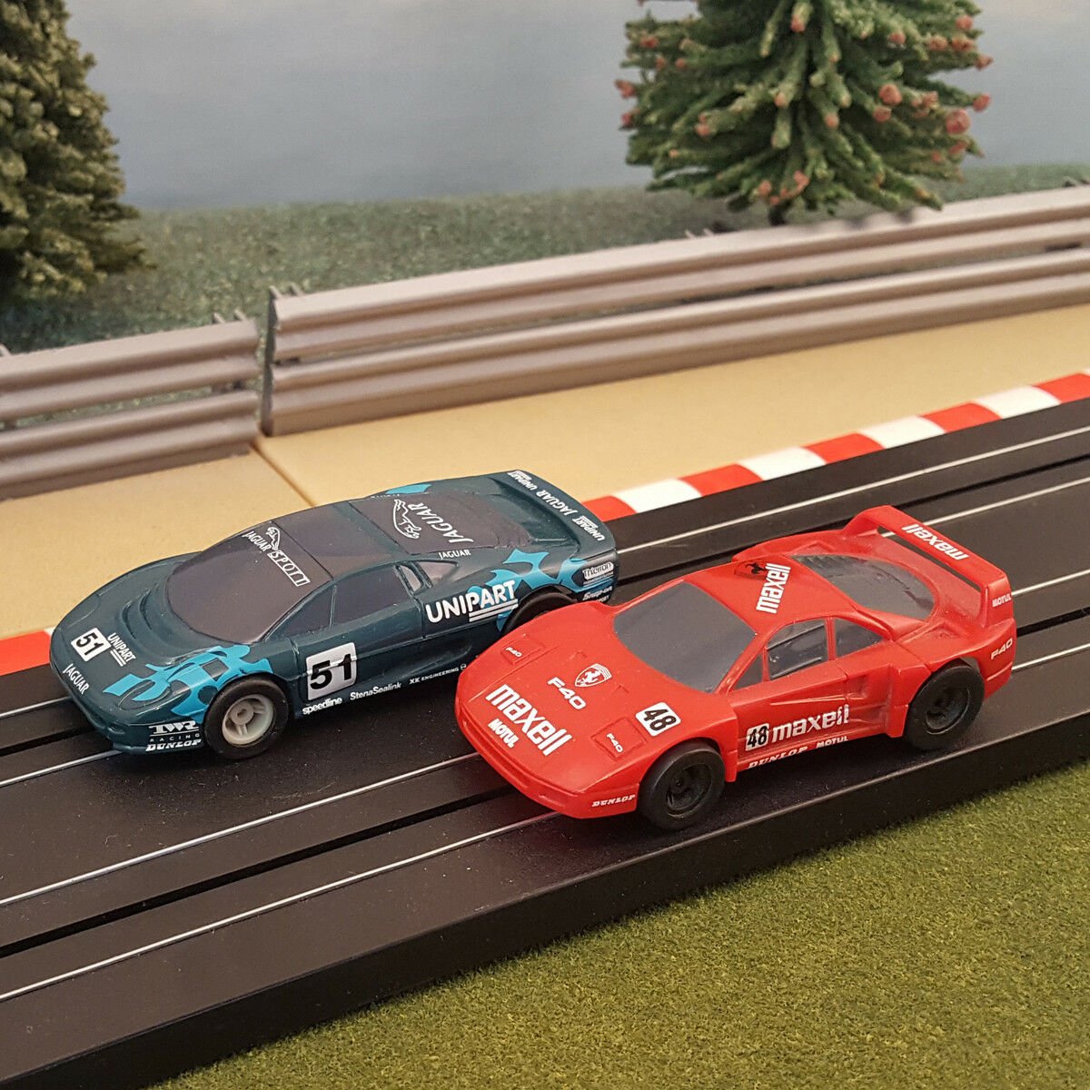 Micro Scalextric Pair 1:64 Cars - Jaguar XJ220 & Ferrari F40 Maxell