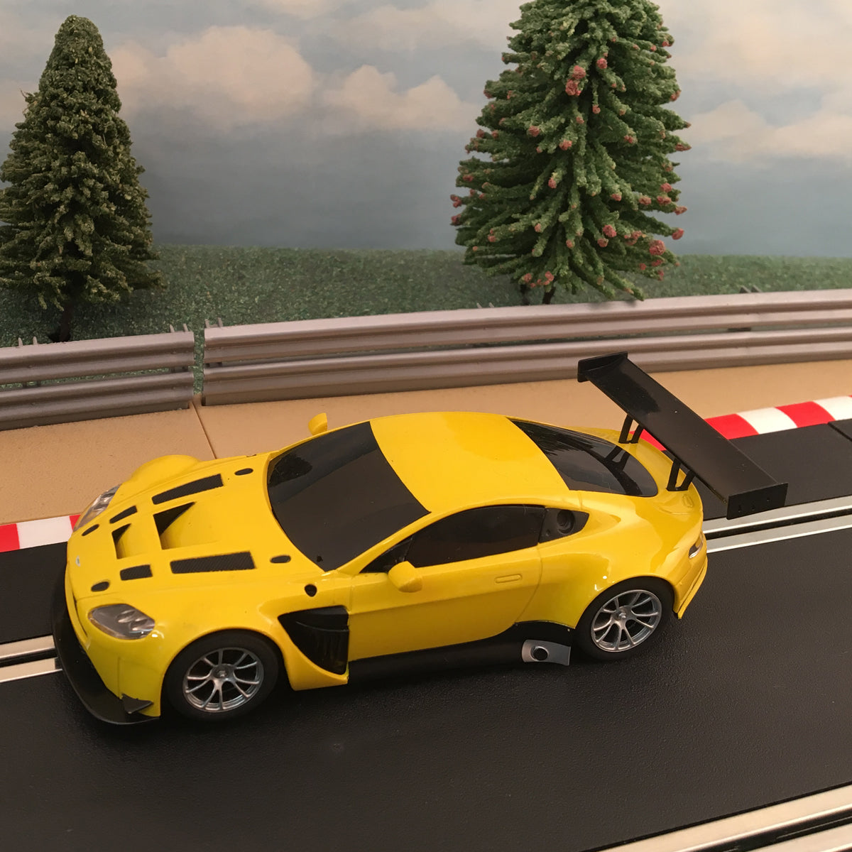 Scalextric 1:32 Car - Yellow Aston Martin Vantage GT3