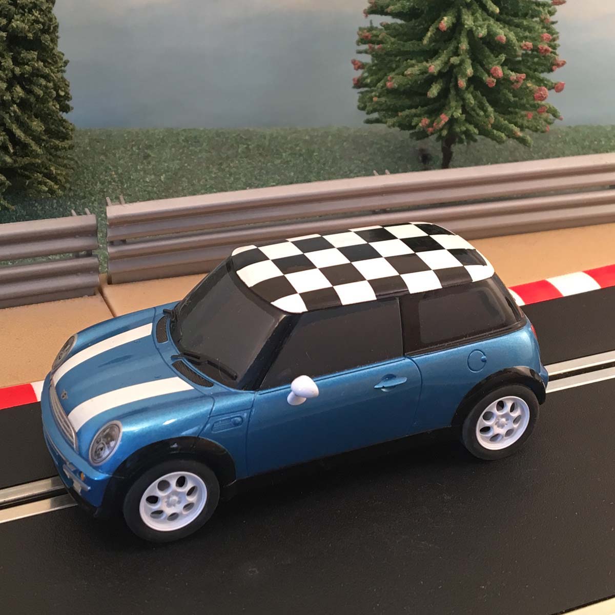 Coche Scalextric 1:32 - BMW Mini Cooper azul con techo a cuadros