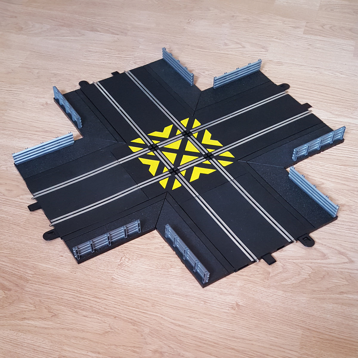 Scalextric Sport 1:32 Track - C8210 90° Crossover + Borders & Barriers