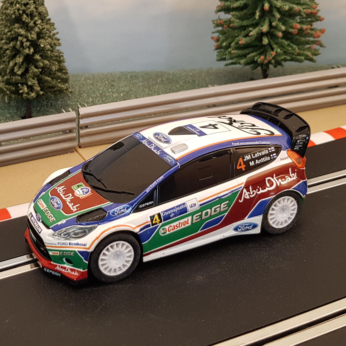 Coche Scalextric 1:32 - C3347 WRC Ford Fiesta 'Abu Dhabi' Latvala #4 #E