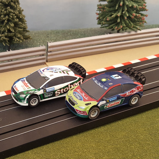 Pareja de coches Micro Scalextric 1:64 - Ford Focus WRC Stobart y Abu Dhabi