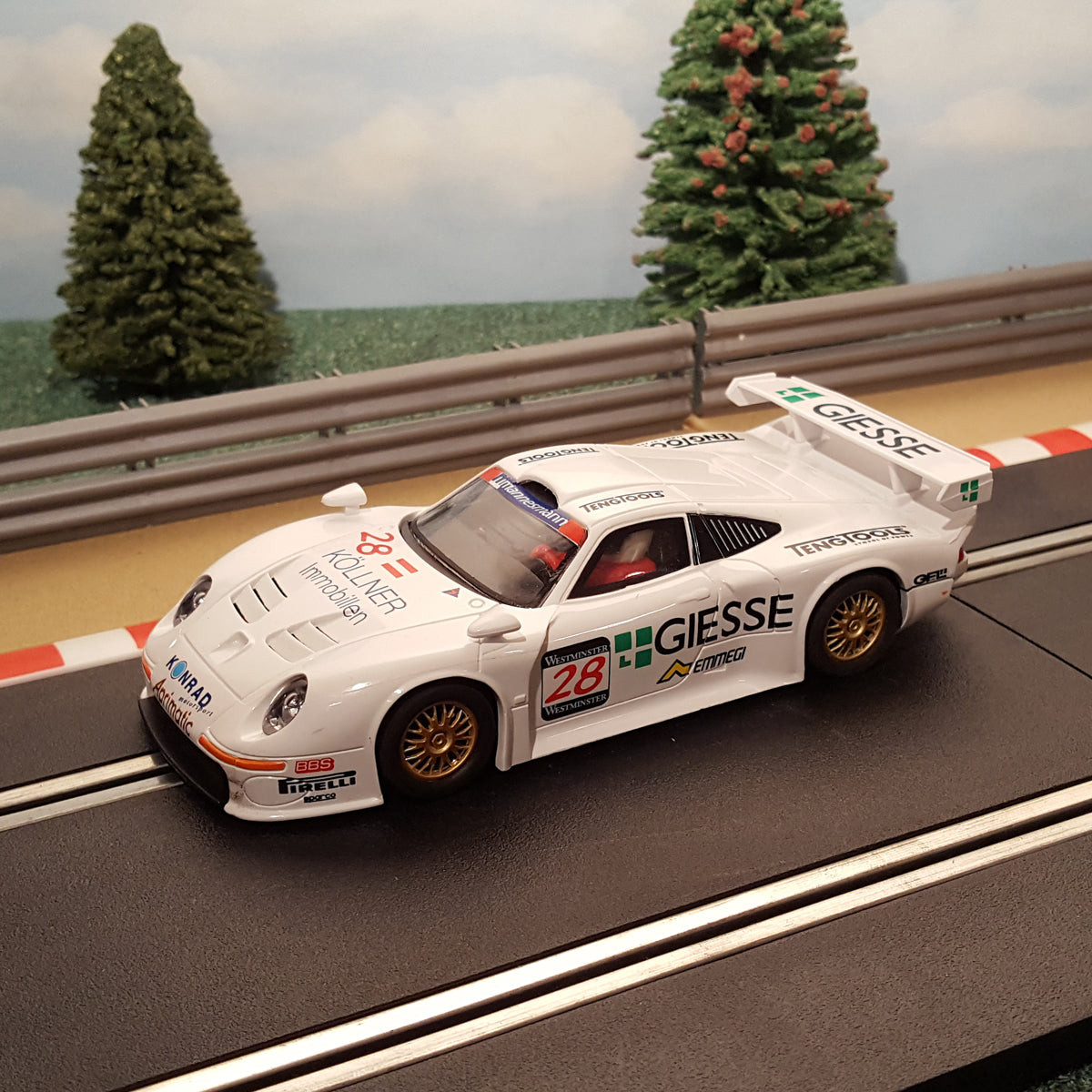 Scalextric 1:32 Car - C2089 Porsche 911 GT1 Giesse #28 *LIGHTS*