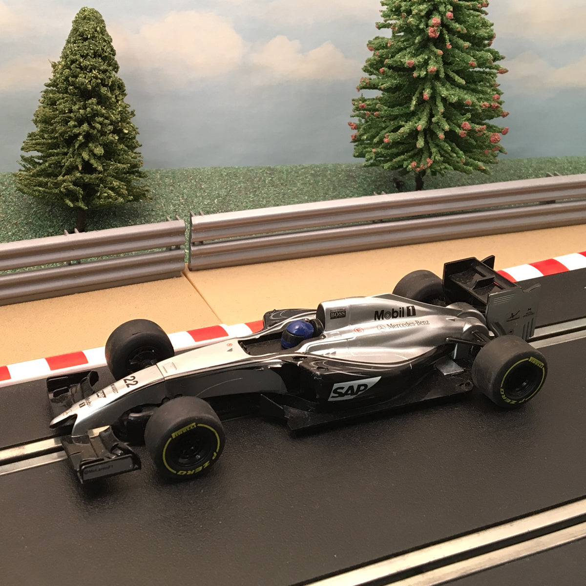 Scalextric 1:32 Car - F1 SAP Jenson Button #22